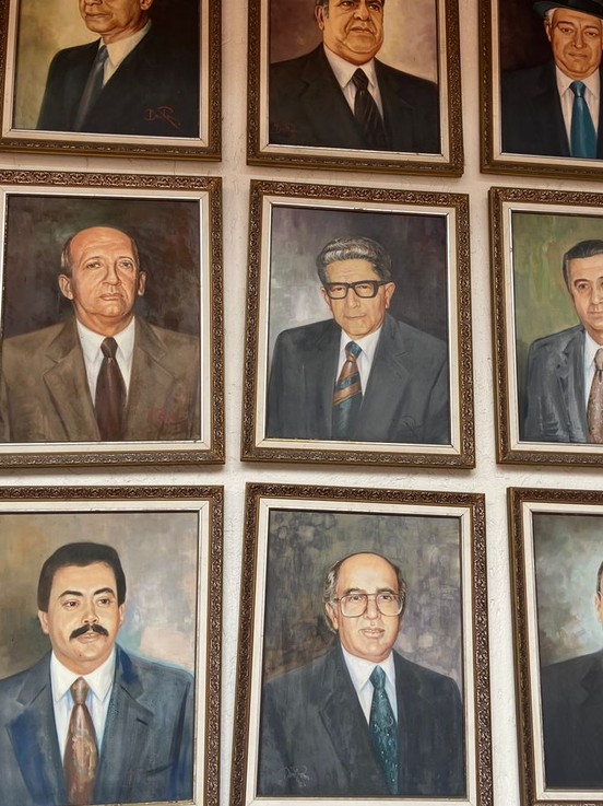 Muro con retratos de gobernadores