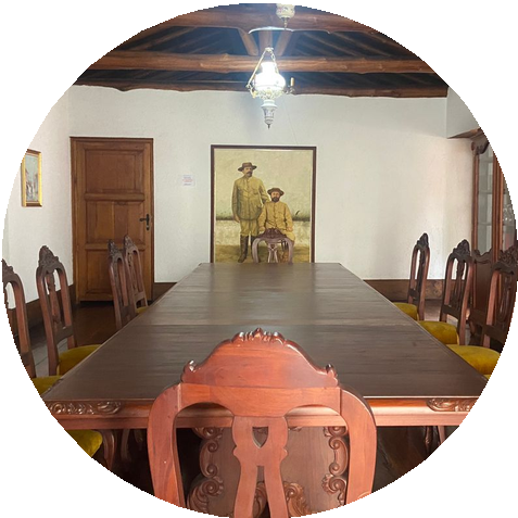 Mesa de sesiones bajo techos de caña brava